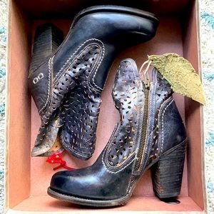 BED STÜ // IRMA Perforated boots